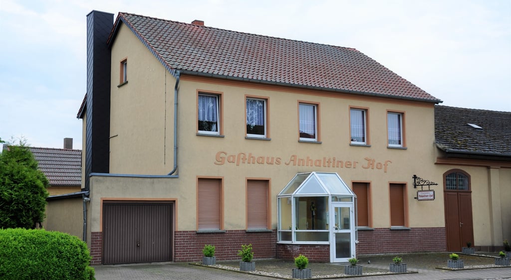 Noch immer zeugt ein Schriftzug vom einstigen ?Gasthaus Anhaltiner Hof? in Luso.