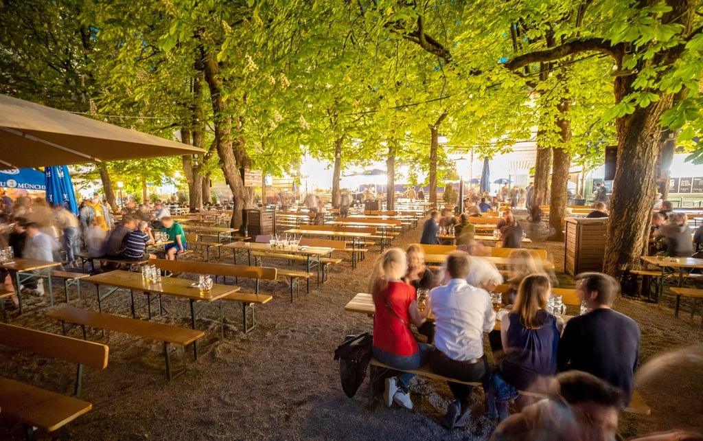 Besucher sitzen im Biergarten: Bayern überlegt auch Innen wieder zu öffnen.