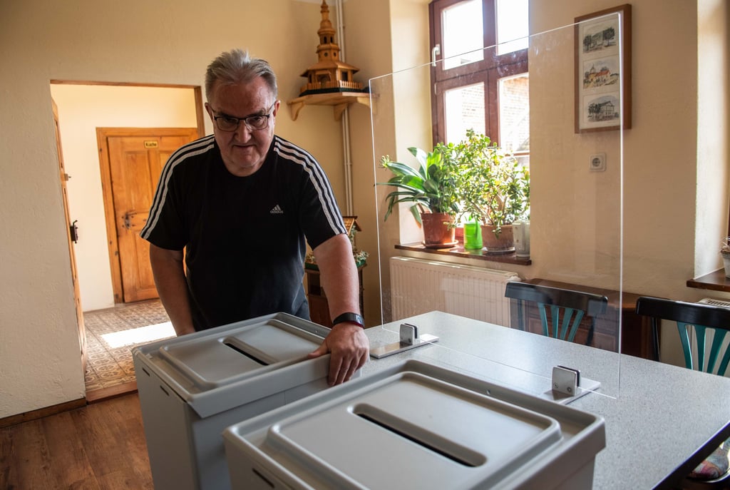 Werner Teige, Vereinsvorsitzender von Webers Hof in Farsleben, rückt die Wahlurnen für den Wahlsonntag zurecht. Insgesamt 9358 Menschen in Wolmirstedt, Elbeu, Farsleben, Glindenberg und Mose sind zum Wählen aufgerufen.