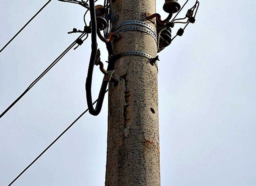 Deutlich erkennbar ist der Riss im oberen Bereich an diesem Strommast in der Südstraße Emerslebens, einem Ortsteil von Halberstadt.