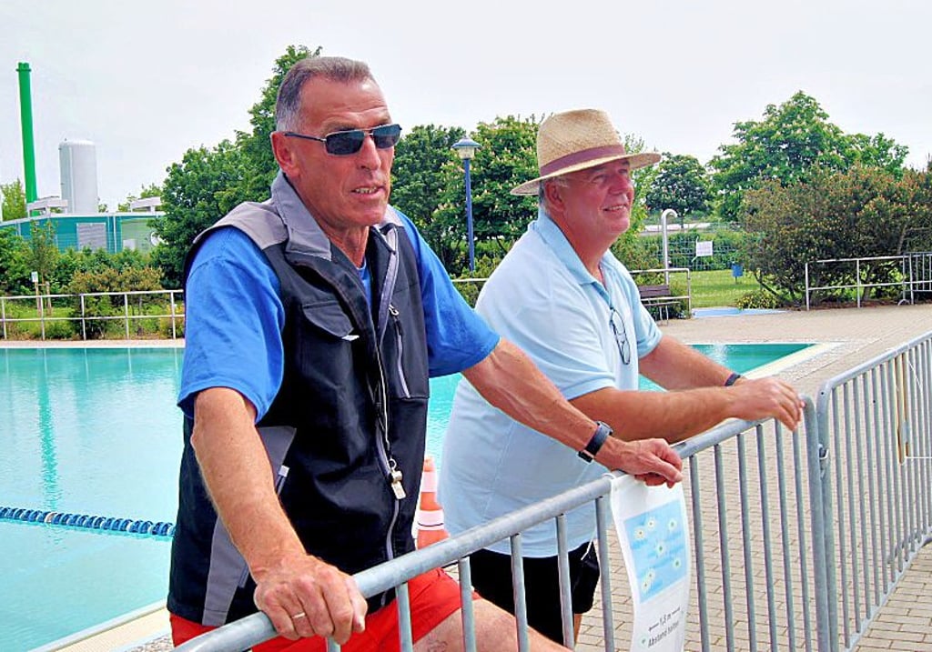 Rettungsschwimmer Andreas Harwig (l.) und Schwimmmeister Stefan Grahn.