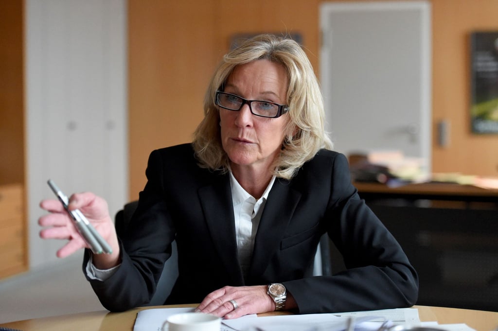 Gaby Schäfer, Präsidentin des schleswig-holsteinischen Rechnungshofes,sitzt in ihrem Büro.