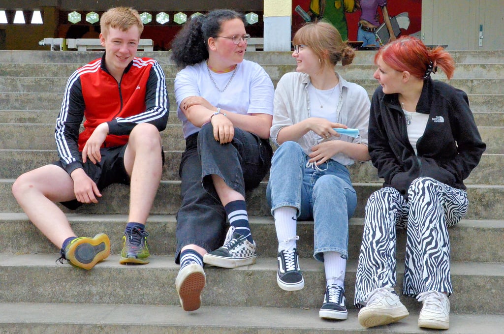 Die Jugendlichen aus der 9. Klasse, Sebastian Dembeck (16, von links), Josephine Brauns (15), Charleen Kern (15) und Celine Tesch (15), gehören zum Wahlvorstand der Junirwahlen an der Lessing-Ganztagsschule in Salzwedel.