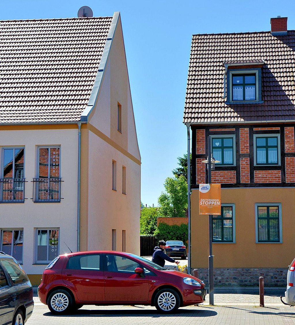Ungefähr hier war die Nummer 11, sie existiert heute nicht mehr. Links das Therapiehaus.