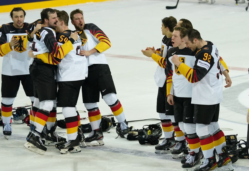 Die deutschen Nationalspieler feiern ihren Erfolg auf dem Eis.
