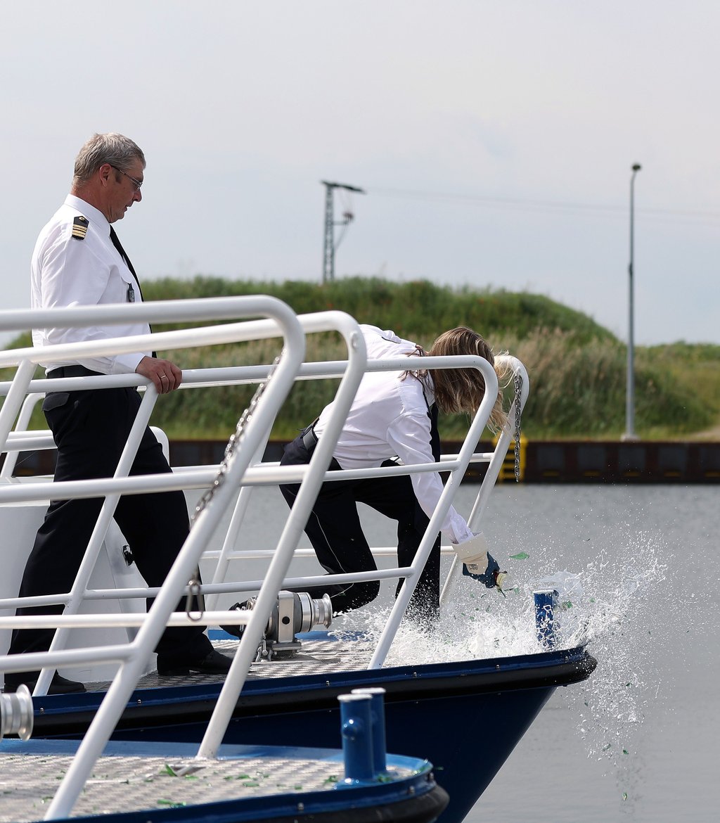 Die Wasserschutzpolizei tauft in Zerben eins der drei Boote auf den Namen "Otter".