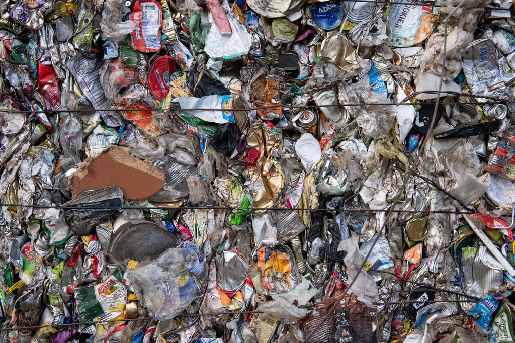 In Ballen gepresster Verpackungsmüll aus gelben Säcken oder gelben Tonnen, vor allem aus Plastik und Metall.