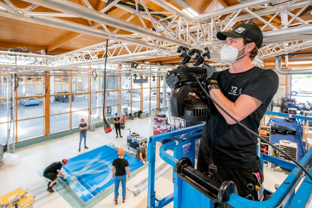 Ein Messebauer installiert eine Deckenlampe für die Wahlberichterstattung am Sonntag. Erstmals findet die Berichterstattung über die Landtagswahl in Sachsen-Anhalt aus den Magdeburger Messehallen statt.