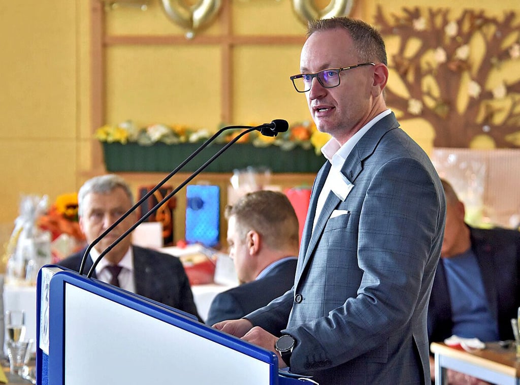 Der ehemalige Geschäftsführer Norman Schaaf am Rednerpult