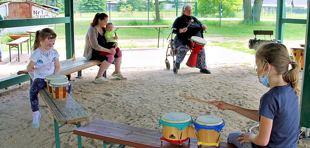 "Trommeloma Martina" sorgte im Wildpark für eine Kindertagsüberraschung.