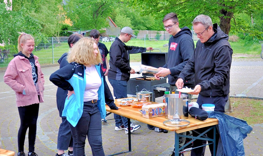 Zum ersten Workshops im Rahmen des zweiten "Jugend und Kommune"-Projektes gab es ein Kennenlern-Grillen in Groß Ammensleben.