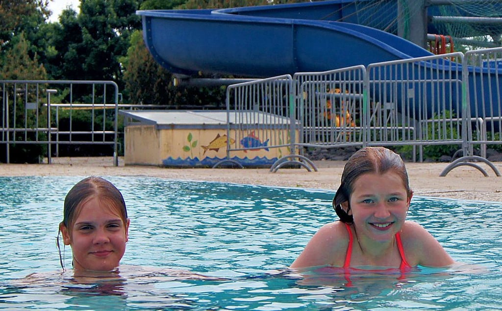 Rachel Heinrich und Josephine Ahlert freuen sich über den Tag im Schwimmbad.