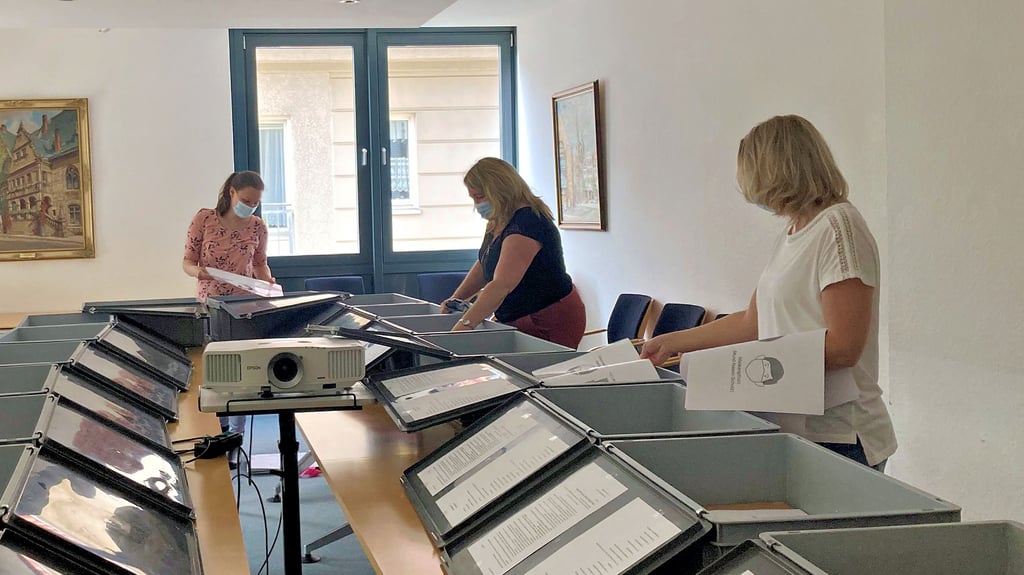 Im kleinen Sitzungssaal des Halberstädter Rathauses werden die Koffer gepackt - die Wahlkoffer.