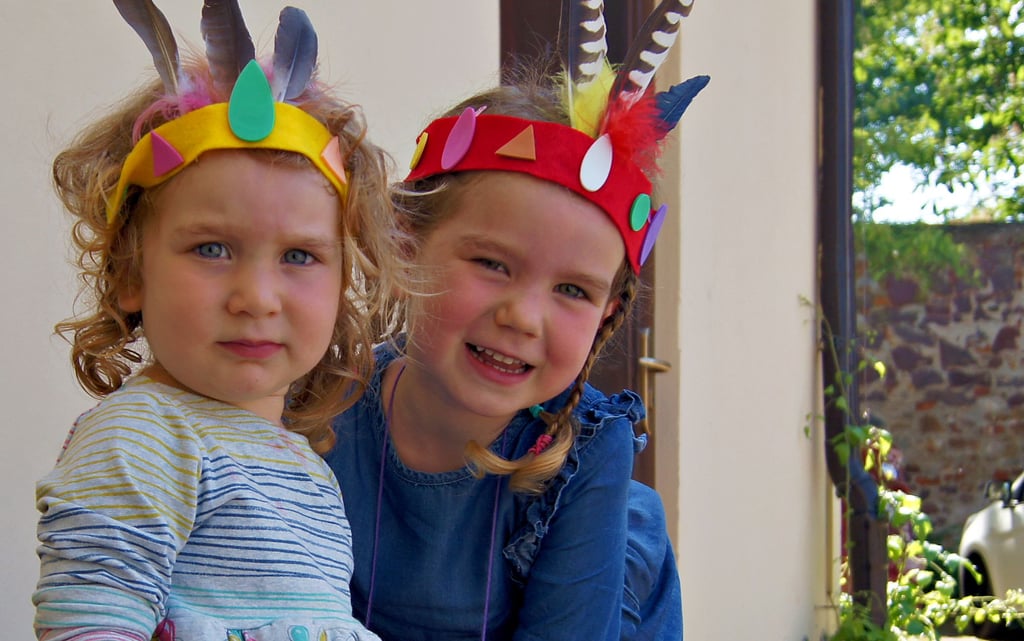 Emilia und Lotta hatten einen tollen Kopfschmuck mitgebracht.