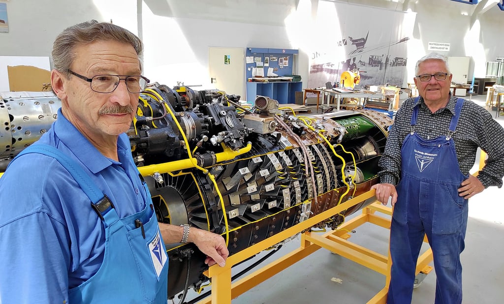 Die Fördervereinsmitglieder Uwe Liesche (li) und Wolf-Rüdiger Tenschert geben Einblick in ihre Tätigkeit: Sie arbeiten im Museuman an einem feinmechanischen Leckerbissen aus Russland, einer Gasturbine RD-9. Maßgeblich an diesen Arbeiten beteiligt ist auch Volker Uecker, der auf diesem Foto fehlt.
