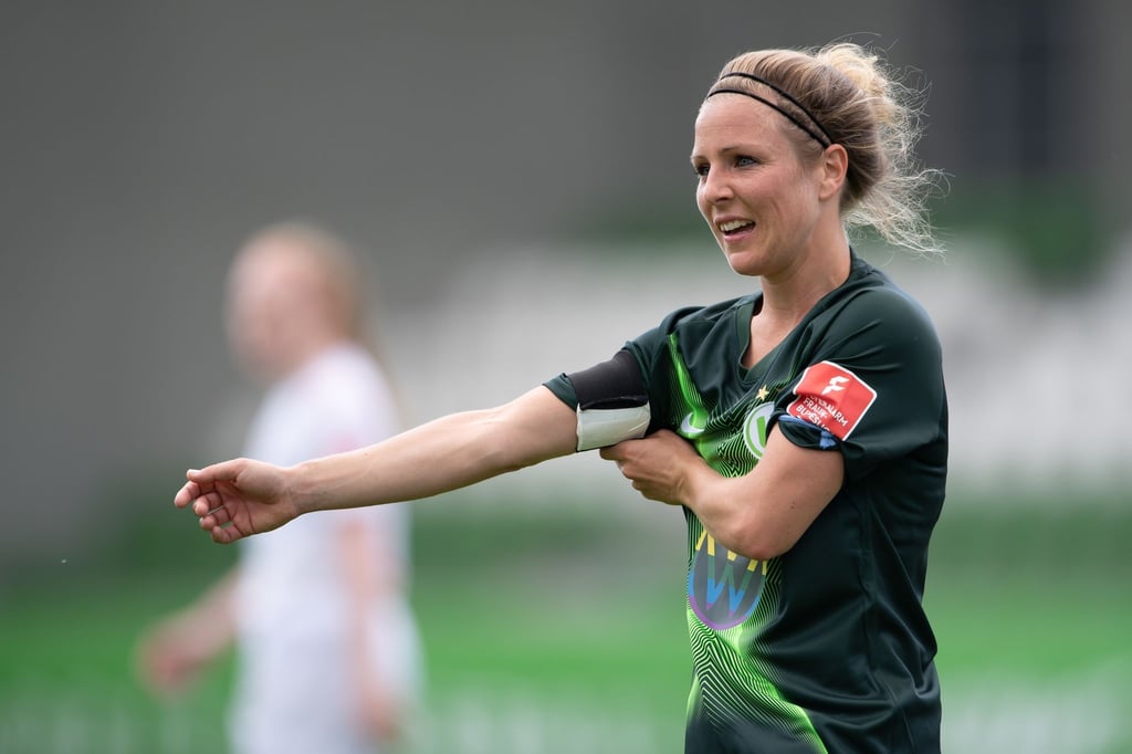 Wolfsburgs Svenja Huth krämpelt die Armbinde hoch.