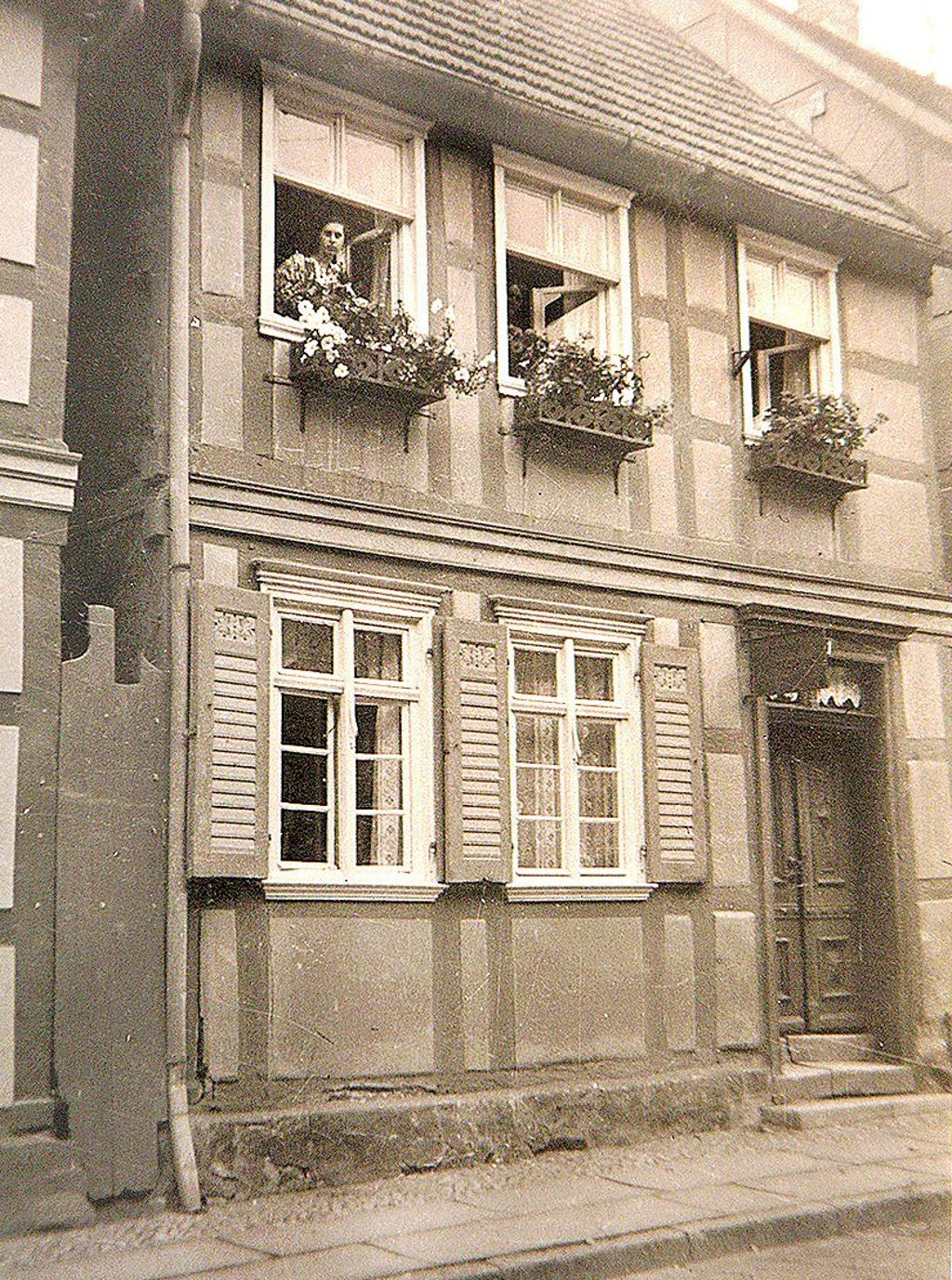Kirchstraße 11 in Osterburg, etwa 1938. Aus dem Fenster schaut eine der vier Schwestern von Hildegard Gropp.