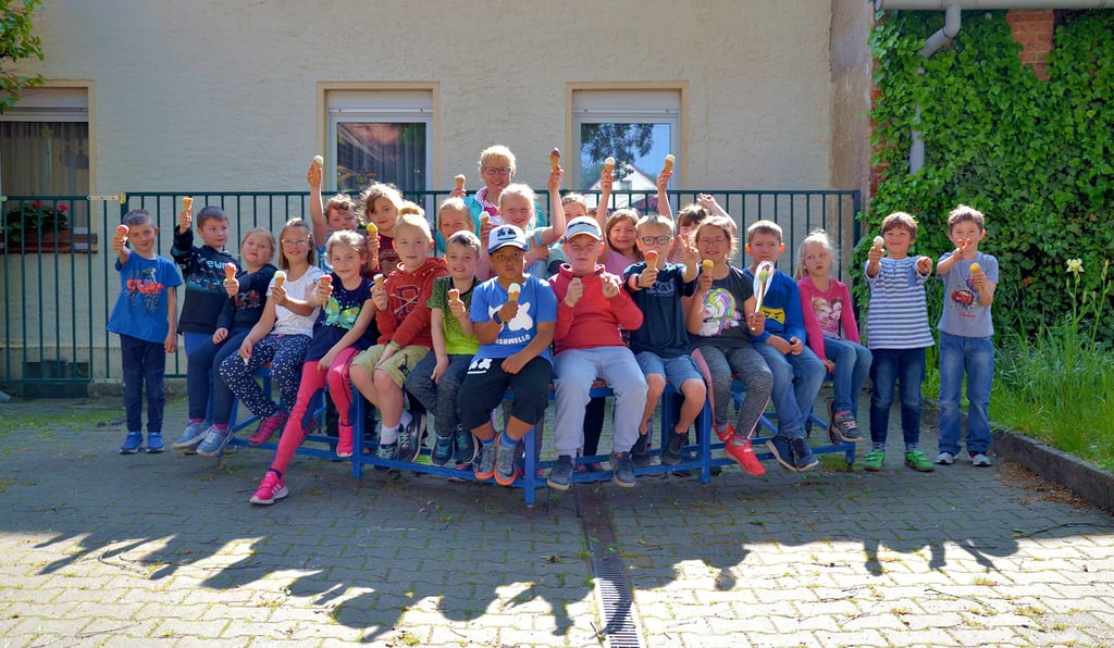 Die Lehrerin Katrin Schwieger gönnt sich zusammen mit den Mädchen und Jungen aus ihrer zweiten Klasse auch eine Kugel Eis.