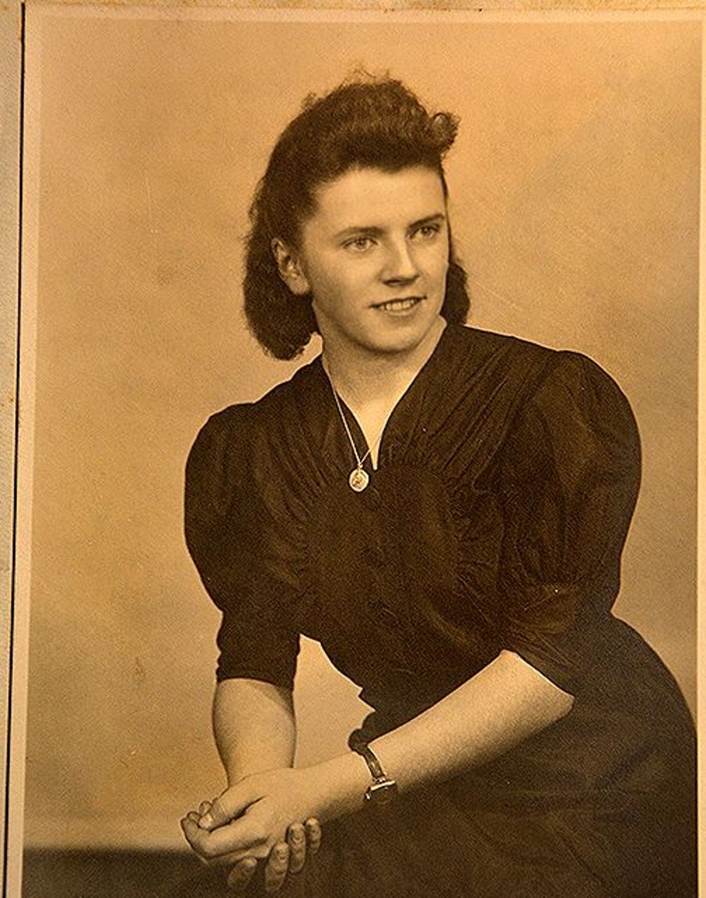 Hildegard Gropp (14), damals noch Kaehren, im Jahr 1940 zur Konfirmation in Osterburg.