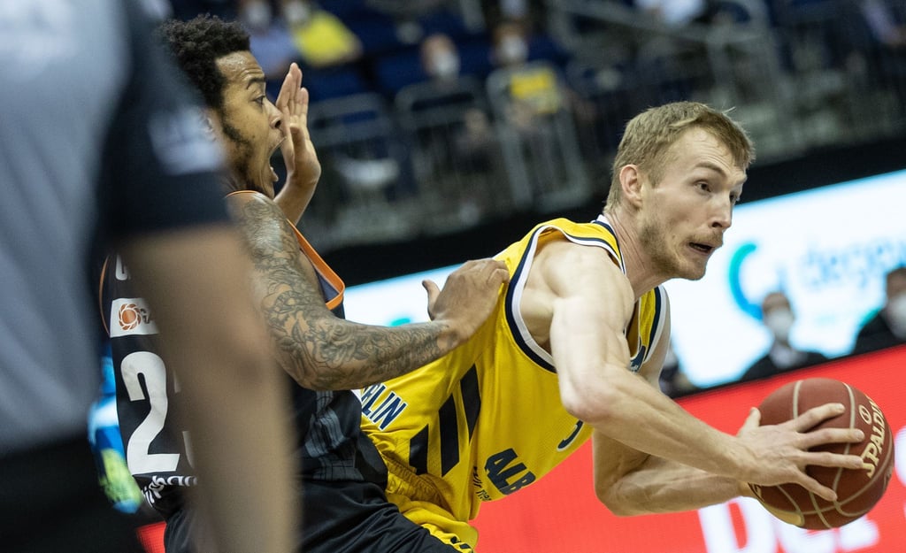 ALBAs Niels Giffey (r) kämpft mit Ulms Troy Caupain um den Ball.