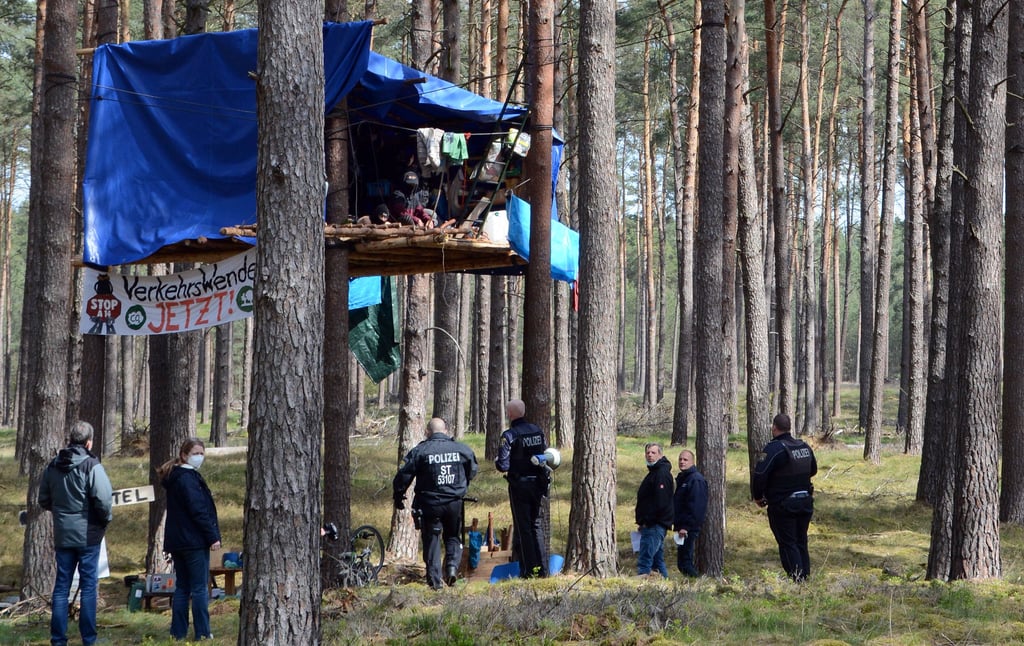 Das Bauordnungsamt des Landkreises Stendal hat Anfang Mai in Begleitung der Polizei die Baumbesetzer im Wald bei Seehausen aufgefordert, ihre Baumhäuser zu räumen.