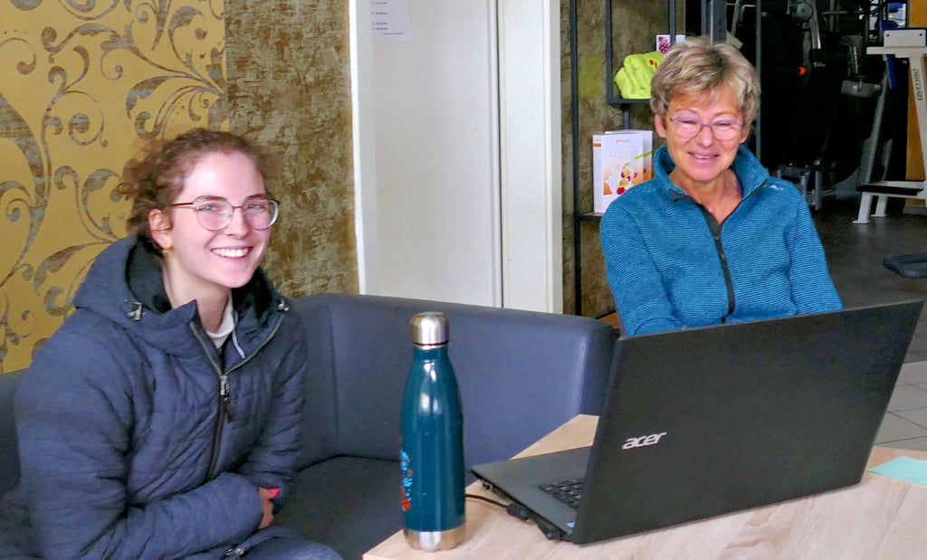 Noch liegt das Fitnessstudio „Family Gym“ im Dunkeln. Mit gemischten Gefühlen sehen Jessica Hanitzsch (links) und Mitinhaberin Heike Schumann-Fahl der Öffnung nach monatelanger Schließung entgegen. Gemeinsam bereiten sie sich mit einem Webinar vor.