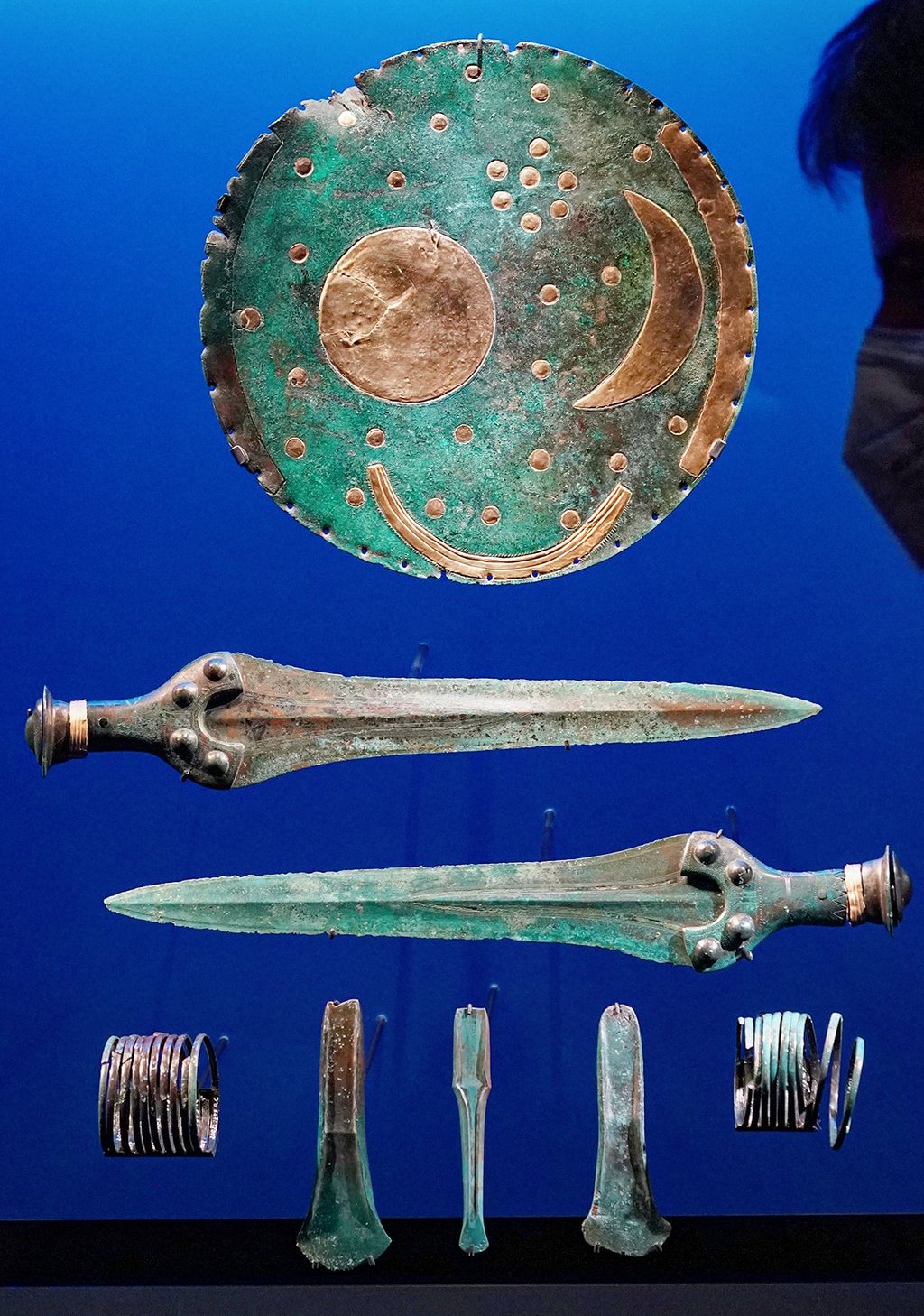 Die Fundstücke, die Raubgräber 1999 auf dem Mittelberg bei Nebra (Burgenlandkreis) entdeckten: Himmelsscheibe, Schwerter, Beile und Armreifen