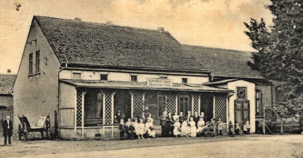 Um 1900 entstand diese historische Aufnahme vom ?Anhaltiner Hof?, die für vielfältige Lösungsvorschläge sorgte.