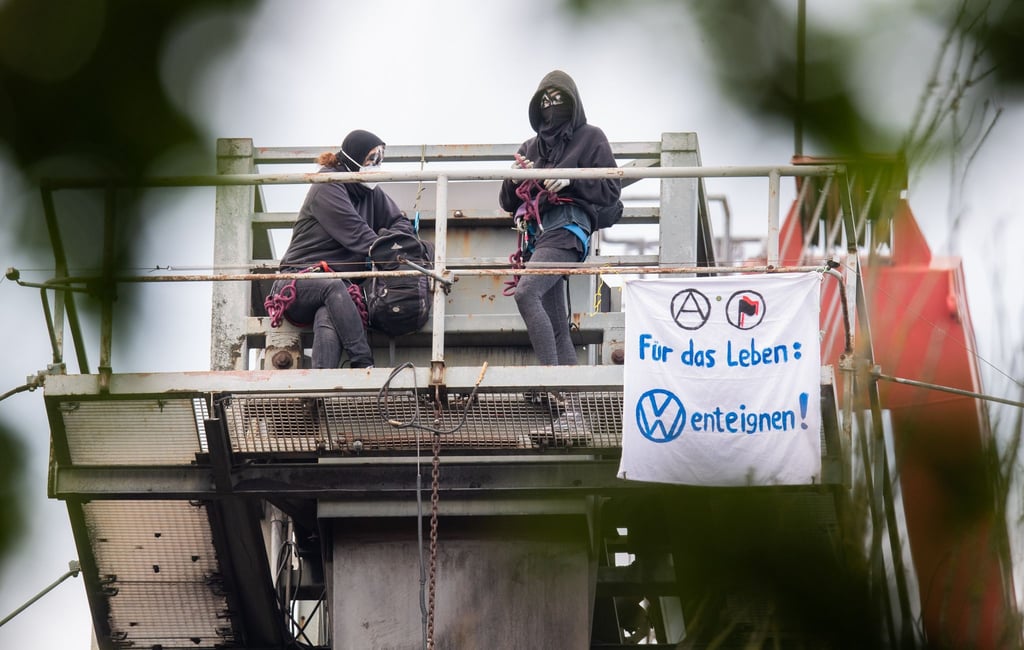 Klimaaktivisten besetzen einen Turm auf dem Gelände des VW-Steinkohlekraftwerks in Wolfsburg.