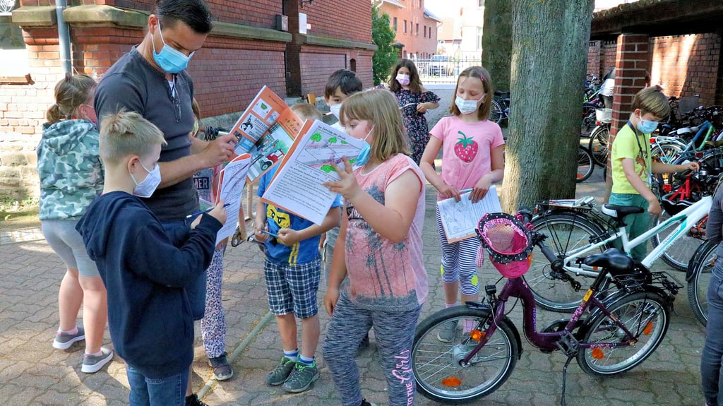 Fahrradsicherheitstraining der Grundschule an der Aller: Auch Klassenlehrer Steffen Kopischke schulte seine Klasse zwei für die Nutzung des Fahrrades im Straßenverkehr. Dazu gehörten unter anderem Wissenstests und die Kontrolle der Räder. Während die Kinder über ein gutes Wissen über die Nutzung von Fahrrädern verfügten, mussten allein in dieser Klasse insgesamt 11 von 17 Rädern in die Nachprüfung.