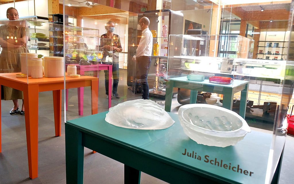 Die Ausstellung mit den Wettbewerbsbeiträgen des jüngsten Glasdesign-Wettbewerbs Sachsen-Anhalt in der Glasmanufaktur Derenburg ist noch bis Oktober dort zu sehen.