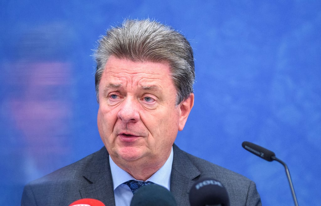 Lutz Trümper informiert am Freitag bei einer Pressekonferenz über die aktuelle Corona-Situation in Magdeburg.