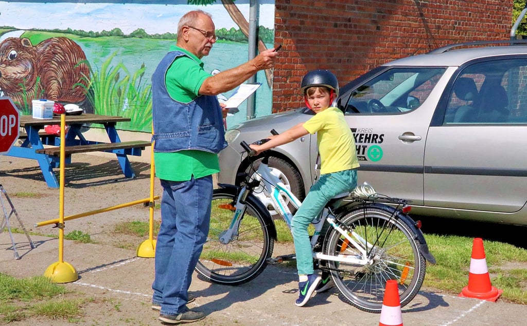Zum Abschluss der Wertungsfahrt auf einem Parcours musste auch Konstantin Harms beweisen, dass er sein Fahrrad punktgenau abbremsen kann. Von der Verkehrswacht im Landkreis Börde gab Detlef Metze seine Einschätzung zu diesem Übungsteil ab.