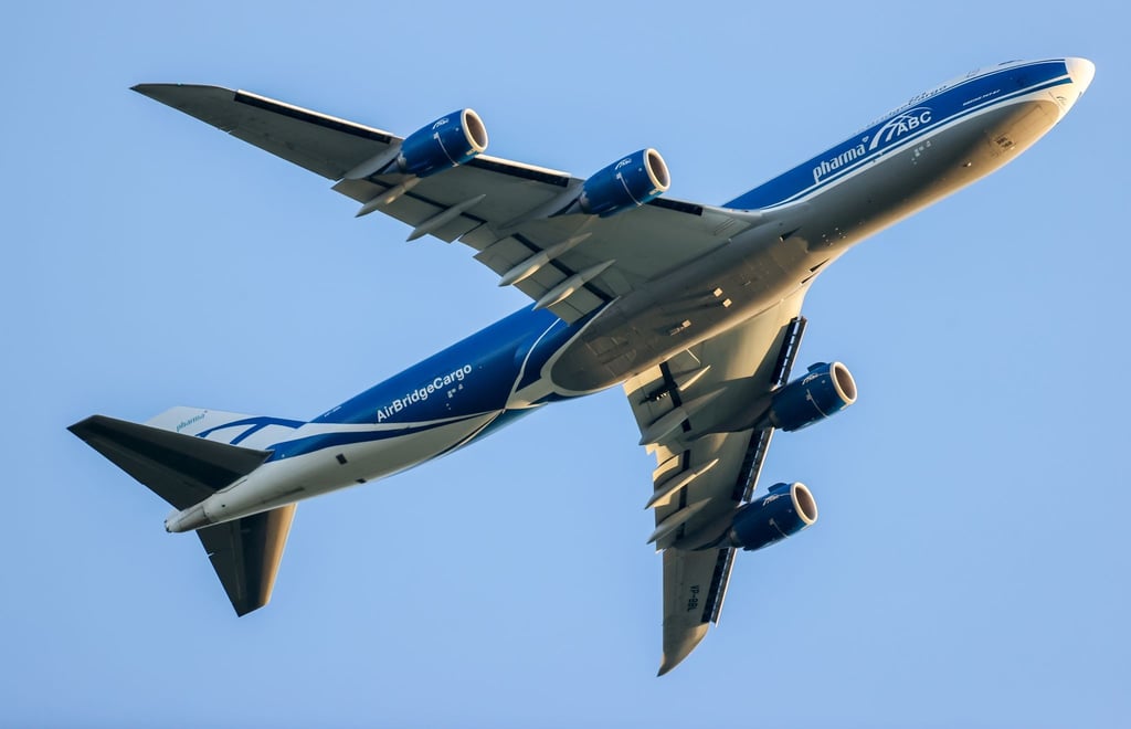 Ein Flugzeug fliegt.