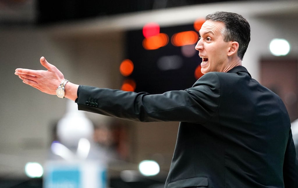 Trainer Pete Strobl coacht sein Team.