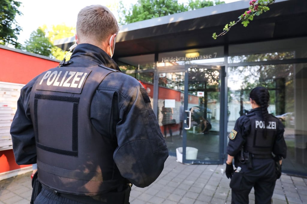 Einsatzkräfte der Polizei stehen vor einem Studentenwohnheim in Dresden.
