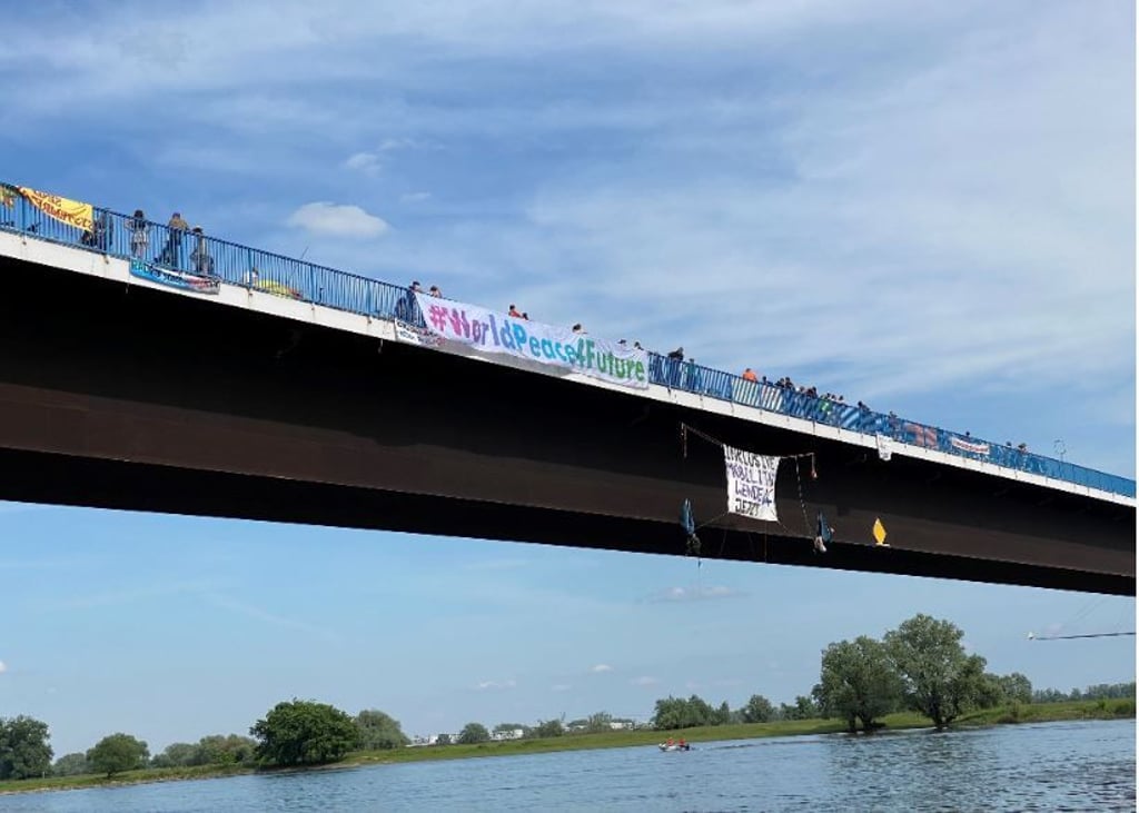 Ein Transparent hängt von der Brücke