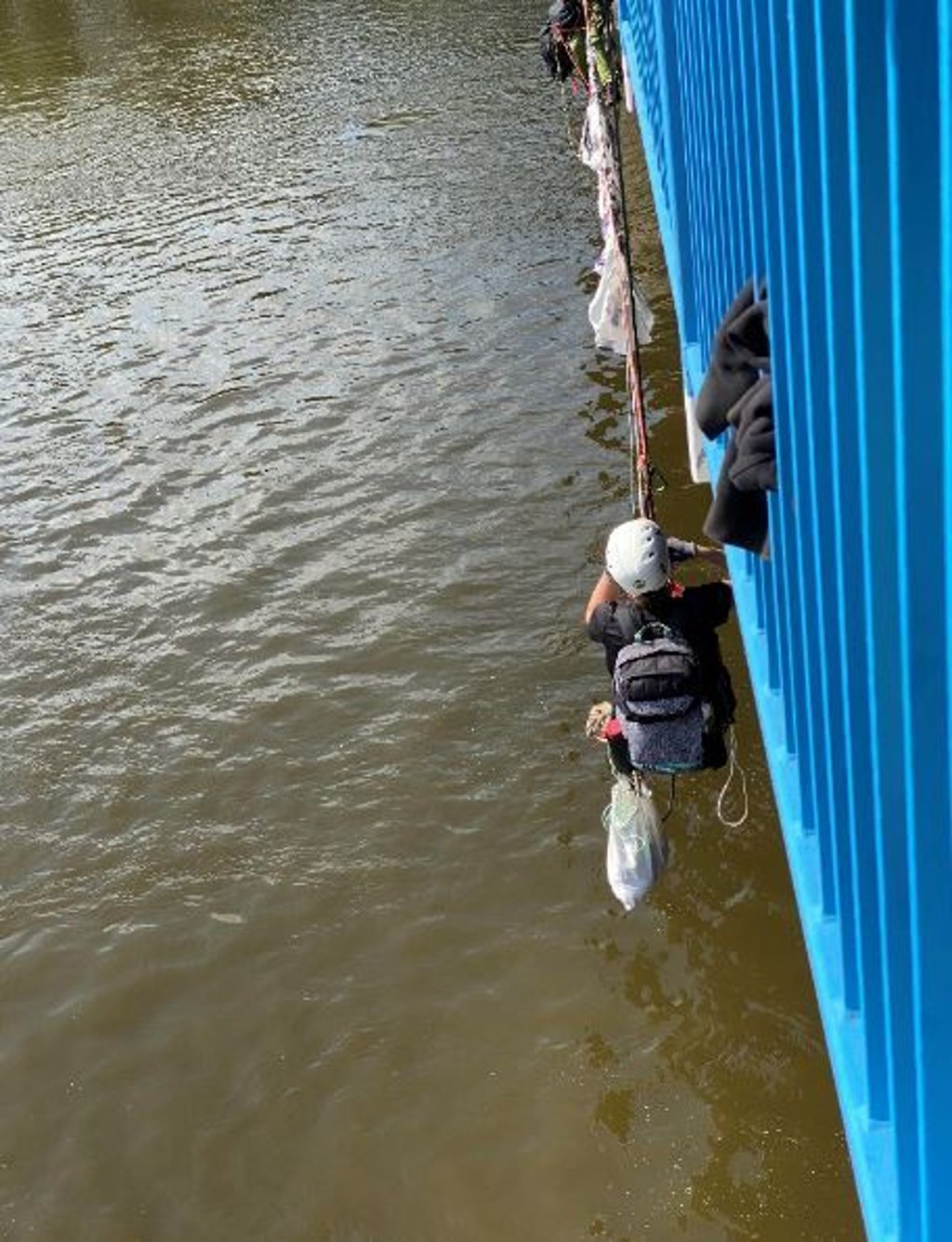 Demonstranten seilen sich von der Brücke ab