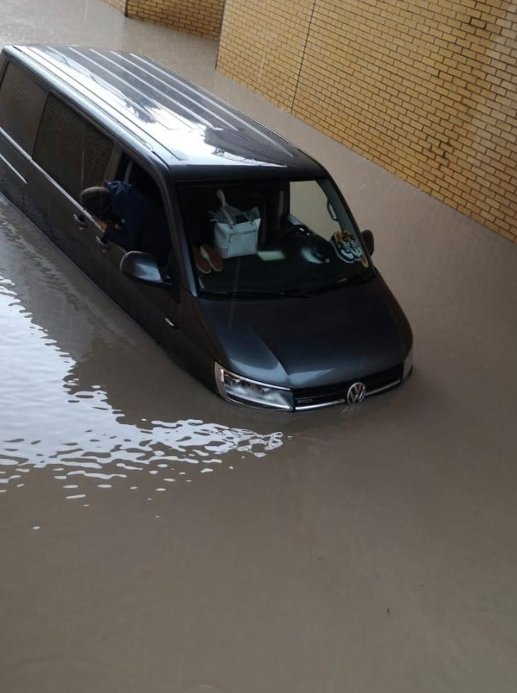 Ein Transporter steckte im Veckenstedter Weg fest. Die Unterführung war vollgelaufen.