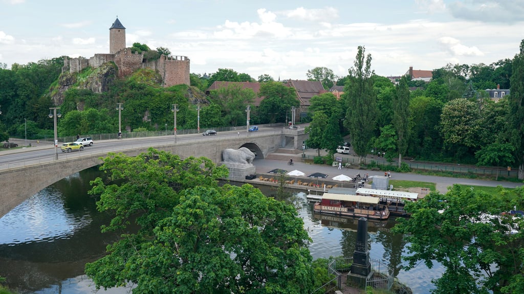 Blick zur Burg Giebichenstein an der Kröllwitzer Brücke an der Saale. Das Wochenende ist das erste Wochenende diesen Jahres mit weitreichenden Lockerungen bei den Cornavorschriften.