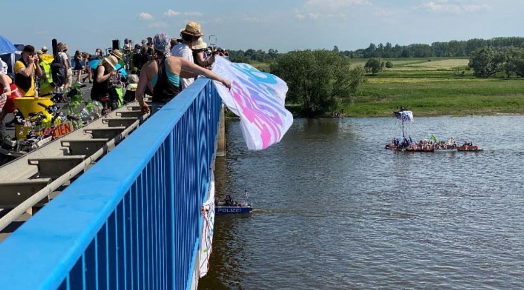 Ein Banner wird an der Brücke befestigt.