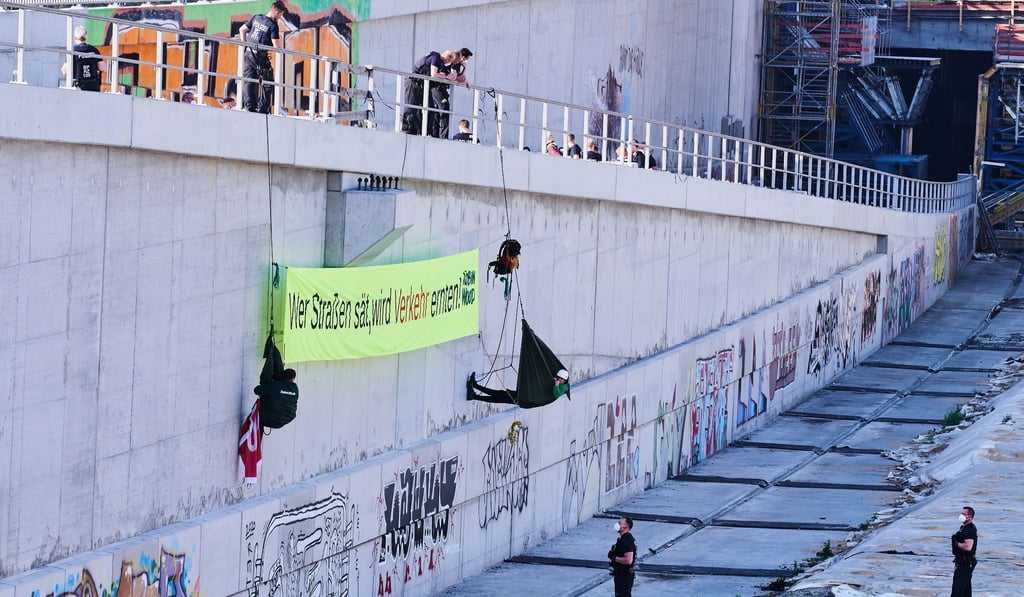 „Wer Straßen sät, wird Verkehr ernten“ steht auf dem Banner an der Baustelle der Autobahn A100.