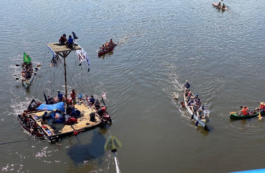 Kurz nach 15 Uhr gibt es mehr Proteste in der Elbe als darüber.