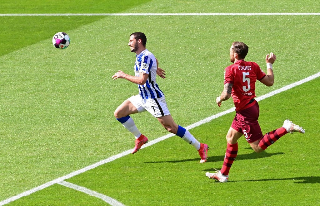 Herthas Mathew Leckie und Kölns Rafael Czichos (r) in Aktion.