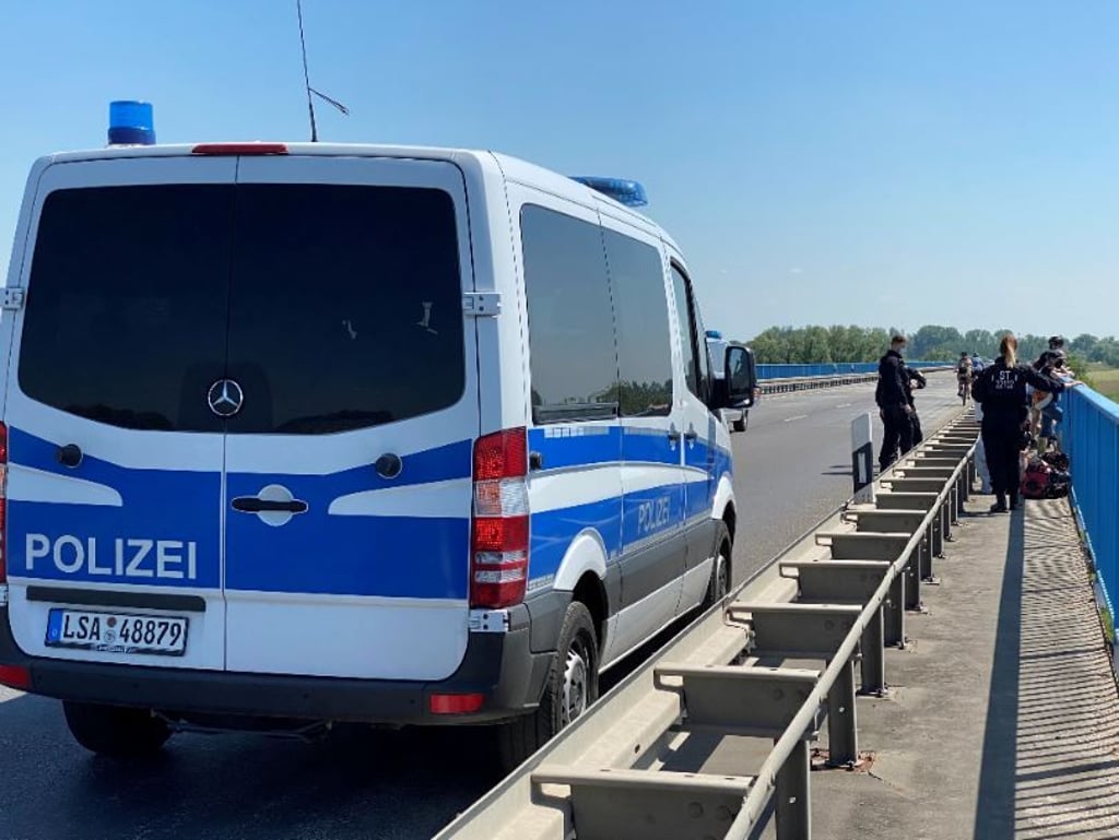 Polizeipraesenz auf der Brücke, kurz vor 14 Uhr