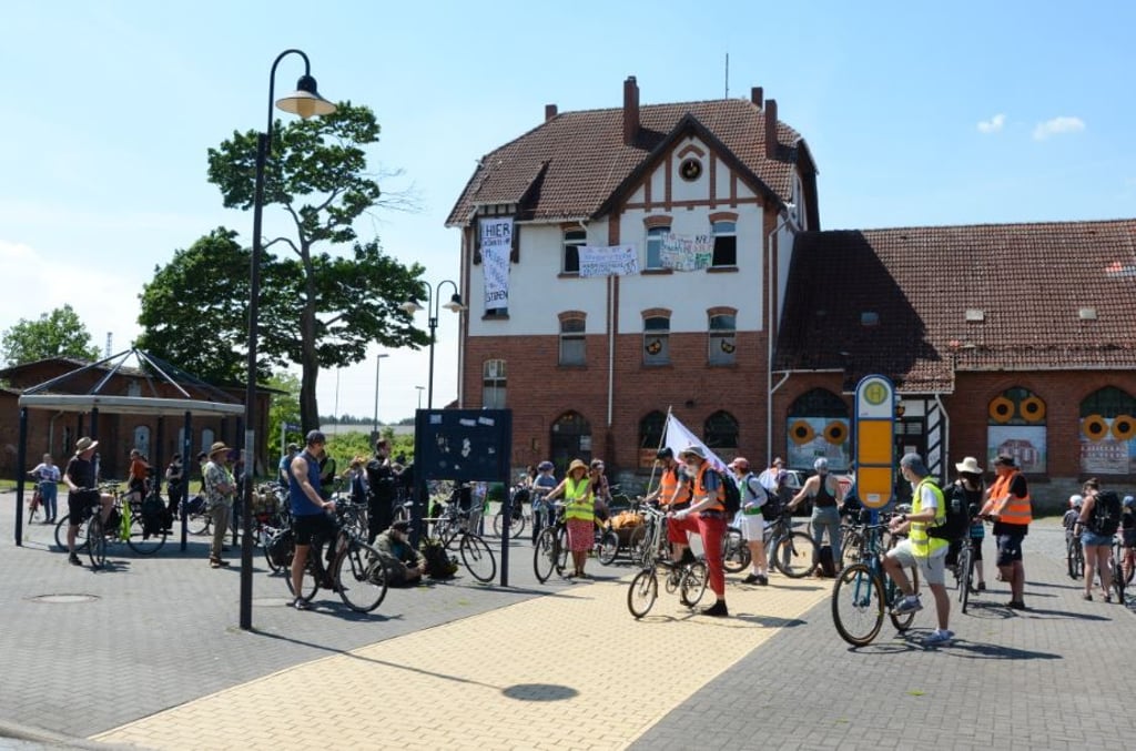 Ein Foto von der angedachten Sternfahrt zur Brücke, die in Seehausen startete.
