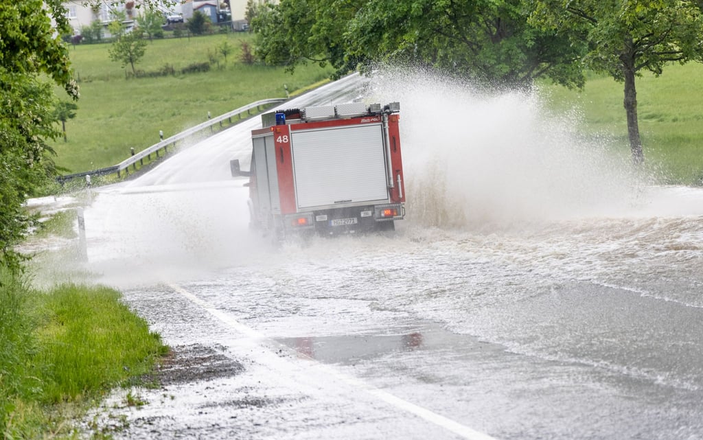 Unwetter mit heftigem Regen haben im Westen Deutschlands die Einsatzkräfte beschäftigt.