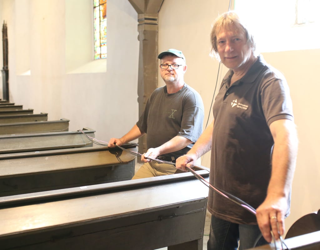 Internetkabel kommen in die Jakobikirche, Viktor Kemler (links) und Matthias Rymatzki