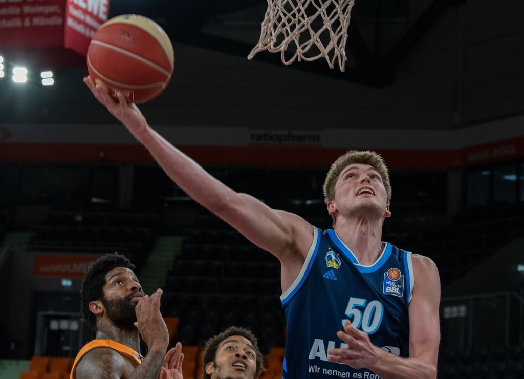 Alba Berlins Ben Lammers zieht zum Ulmer Korb.