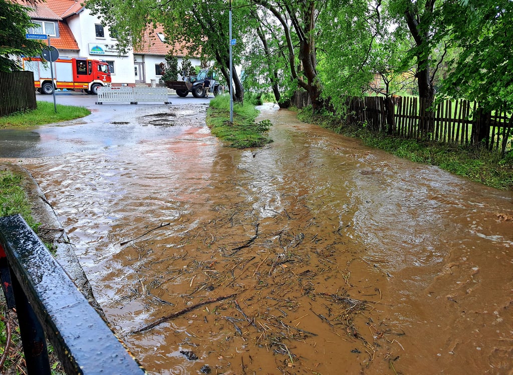 Überflutete Straßen im Ortsteil Silstedt. Hier war der Silstedter Bach über die Ufer getreten.